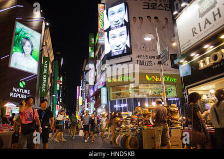 Scène de rue à Myeongdong, rue du quartier commerçant de Myeongdong, Séoul, Corée du Sud Banque D'Images