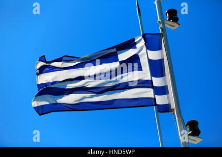 Brandir le drapeau grec sur le ferry reliant le port turc de Kas avec l'île grecque de Kastellorizo-soulevé sur son mât est une fois que le navire est entré dans Banque D'Images