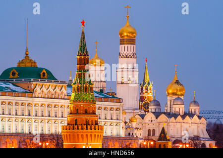 Nuit d'hiver dans le Kremlin de Moscou. Vodovzvodnaya (pompage de l'eau) tour (avant) Grand Palais du Kremlin, Ivan le Grand clocher, la tour Spassky (sauveurs) Banque D'Images