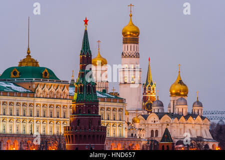 Nuit d'hiver dans le Kremlin de Moscou. Vodovzvodnaya (pompage de l'eau) tour (avant) Grand Palais du Kremlin, Ivan le Grand clocher, la tour Spassky (sauveurs) Banque D'Images