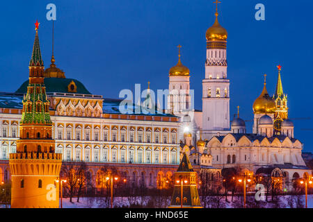 Nuit d'hiver dans le Kremlin de Moscou. Vodovzvodnaya (pompage de l'eau) tour (avant) Grand Palais du Kremlin, Ivan le Grand clocher, la tour Spassky (sauveurs) Banque D'Images