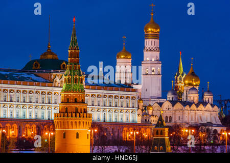 Nuit d'hiver dans le Kremlin de Moscou. Vodovzvodnaya (pompage de l'eau) tour (avant) Grand Palais du Kremlin, Ivan le Grand clocher, la tour Spassky (sauveurs) Banque D'Images