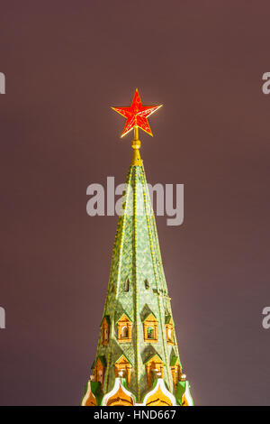 Nuit d'hiver dans le Kremlin de Moscou. La flèche de la tour Borovitskaya avec red ruby star sur le dessus. L'étoile est éclairé par la lampe électrique Banque D'Images