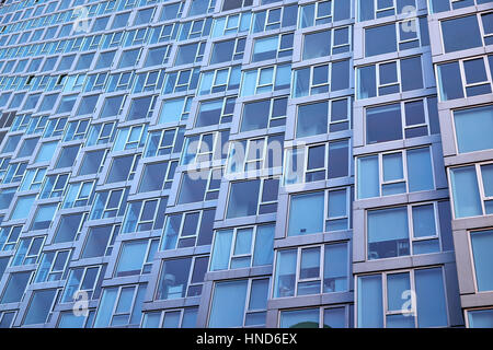 Bâtiment moderne avec façade en aluminium, sections de fenêtre étant incliné, dans un immeuble d'appartements à New York City Banque D'Images