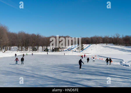 Montréal, CA - 31 janvier 2017 : les gens patiner sur le lac Beaver patinoire sur le Mont-Royal Banque D'Images