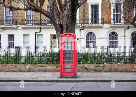 Londres cabine téléphonique rouge iconique en face d'un bloc de construction résidentielle et d'un grand arbre dans la zone de Paddington Banque D'Images