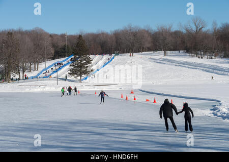 Montréal, CA - 31 janvier 2017 : les gens patiner sur le lac Beaver patinoire sur le Mont-Royal Banque D'Images