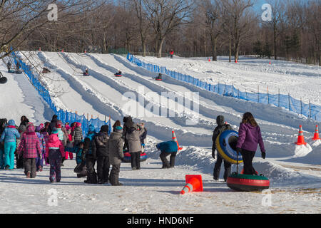 Montréal, CA - 31 janvier 2017 : snow tubing sur Mont-Royal en hiver. Banque D'Images