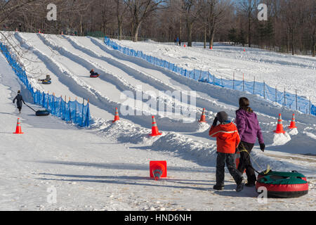 Montréal, CA - 31 janvier 2017 : snow tubing sur Mont-Royal en hiver. Banque D'Images