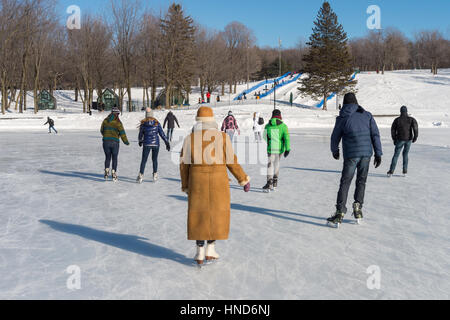 Montréal, CA - 31 janvier 2017 : les gens patiner sur le lac Beaver patinoire sur le Mont-Royal Banque D'Images