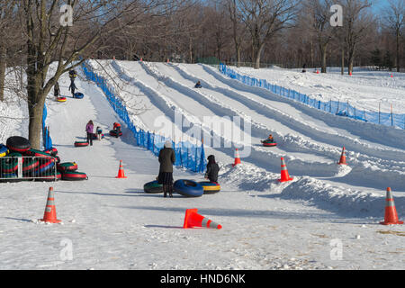 Montréal, CA - 31 janvier 2017 : snow tubing sur Mont-Royal en hiver. Banque D'Images