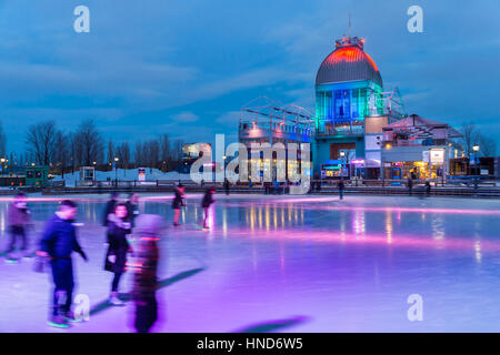 Montréal, CA - 3 Février 2017 : patinage sur glace patinoire pavillon Bonsecours, dans le Vieux-Port de Montréal. Banque D'Images