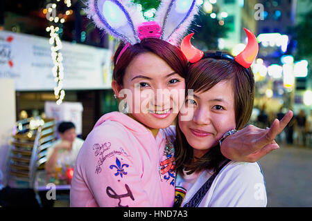 Les femmes, les Amis de Lan Kwai Fong, célèbre pour ses bars et sa vie nocturne,Hong Kong, Chine Banque D'Images