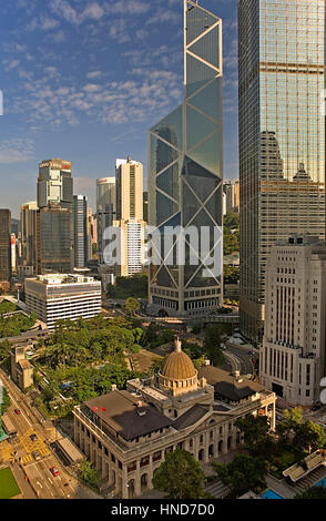 Statue Square. Bâtiment du Conseil législatif ( ancienne Cour suprême), construction 1912, charte et jardin. En arrière-plan sur la Tour de la Banque de Chine, centre Banque D'Images