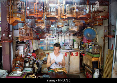 Le marché aux oiseaux. Artisan de cages pour les oiseaux.à Yuen Po Street, Mong Kok, Kowloon, Hong Kong, Chine Banque D'Images