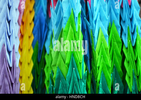 Grues en papier origami colorées faites à la main suspendues dans le parc de la paix d'Hiroshima, au Japon Banque D'Images