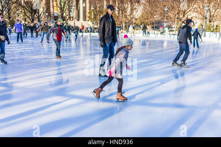 Washington DC, USA - Le 28 janvier 2017 : Jeune fille en patinage patinoire à la National Gallery of Art Sculpture Garden Banque D'Images