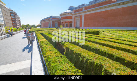 Madrid, Espagne, Novembre 9th, 2013, le tourisme en Espagne. L'homme prend une pause cigarette à côté du labyrinthe de lignes diagonales de bosquet derrière le Musée du Prado. Banque D'Images