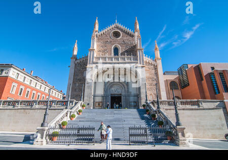 Madrid, Espagne, Novembre 9th, 2013 : Le Tourisme à Madrid, chaude journée de novembre. On sort de l'église et descendre des marches en pierre belle cathédrale. Banque D'Images