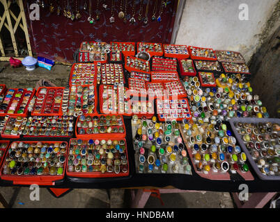 Divers Genre et colorés de pierres précieuses et de l'agate vendus au marché traditionnel à Bogor en Indonésie Banque D'Images