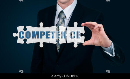 L'homme d'affaires met sur le mot puzzles virtuels compétence. Le concept d'entreprise Banque D'Images