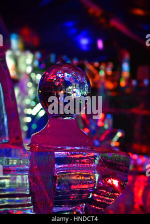 Détail d'une sculpture de glace avec des lumières multicolores. Banque D'Images