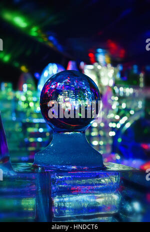 Détail d'une sculpture de glace avec des lumières multicolores. Banque D'Images