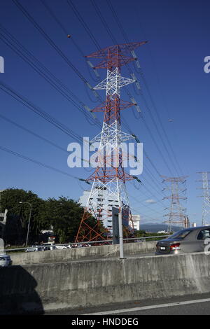 Tour de transmission de l'électricité en zone urbaine de la Malaisie Banque D'Images