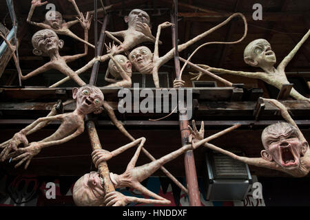 Sculptures de la décoration d'une façade d'un bâtiment dans un milieu urbain, Mesto Metelkova et squat centre social autonome dans le centre de Ljubljana, Slovénie. Banque D'Images