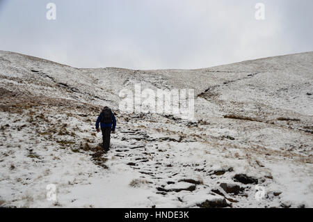 Lone Walker Escalade de Gillercomb vers le col entre Base brun et vert de la Petite Venise Gable,Parc National de Lake District, Cumbria, Royaume-Uni. Banque D'Images