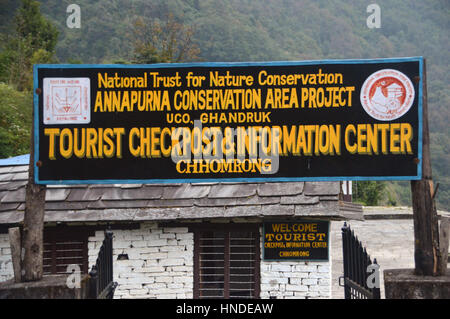 Point de tourisme à Chomrong la passerelle à l'Annapurna Sanctuary, Himalaya, Népal, Asie. Banque D'Images