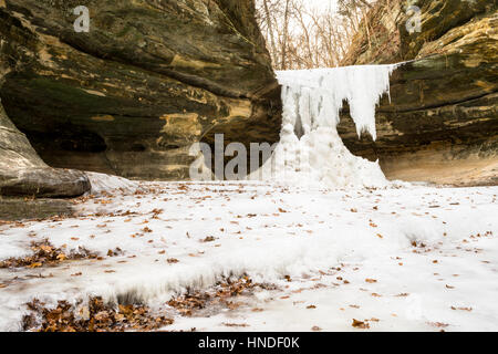 Frozen falls à LaSalle Canyon sur un matin d'hiver. Starved Rock State Park, Illinois, États-Unis. Banque D'Images