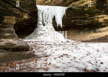 Frozen falls à LaSalle Canyon sur un matin d'hiver. Starved Rock State Park, Illinois, États-Unis. Banque D'Images