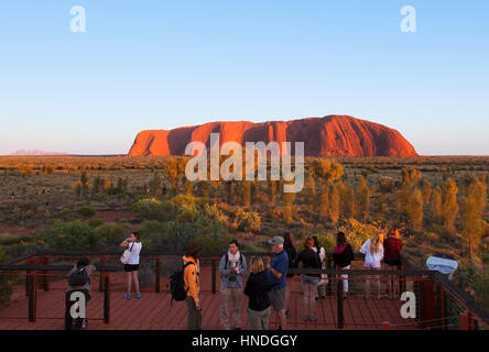 Lever du soleil sur Uluru, le Parc National d'Uluru-Kata Tjuta, Territoire du Nord, Australie Banque D'Images