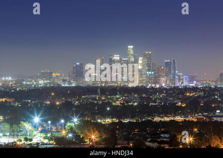 Vue de la nuit de Los Angeles centre-ville de Baldwin Hills un panorama Banque D'Images
