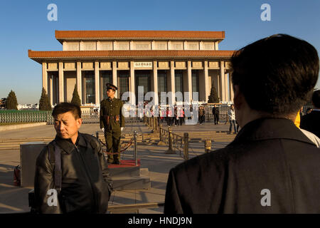 Les gens et soldat devant le mausolée de Mao Zedong, de la Place Tiananmen, Pékin, Chine Banque D'Images