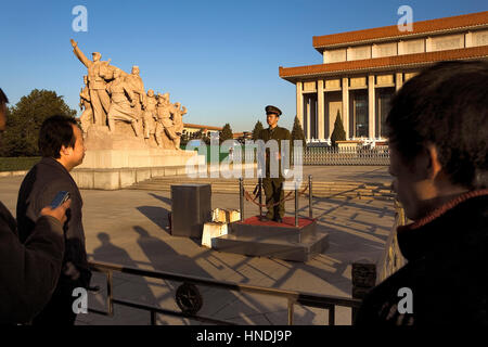 Les gens et soldat devant le mausolée de Mao Zedong, de la Place Tiananmen, Pékin, Chine Banque D'Images