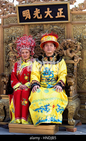 Les touristes chinois poser pour photos dans Dynastie Ming customes dans la Cité Interdite, Pékin, Chine Banque D'Images