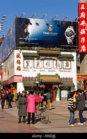 Rue Wang Fu Jing, est une rue commerçante piétonne, Beijing, Chine Banque D'Images