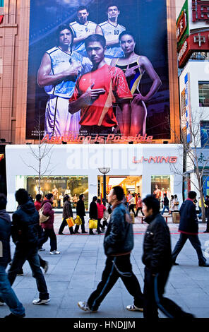 Li-ning boutique dans rue Wang Fu Jing, est une rue commerçante piétonne, Beijing, Chine Banque D'Images