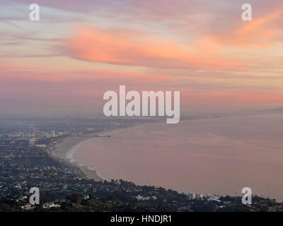 Sunset red cloud vue sur la baie de Santa Monica Parker Mesa donnent sur Banque D'Images