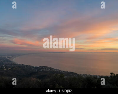 Sunset red cloud vue sur la baie de Santa Monica Parker Mesa donnent sur Banque D'Images