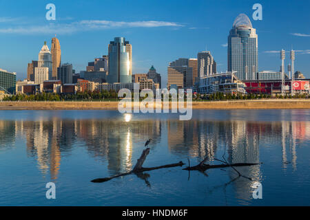 Les toits de la ville et des réflexions dans la rivière Ohio, de Cincinnati, Ohio, USA. Banque D'Images