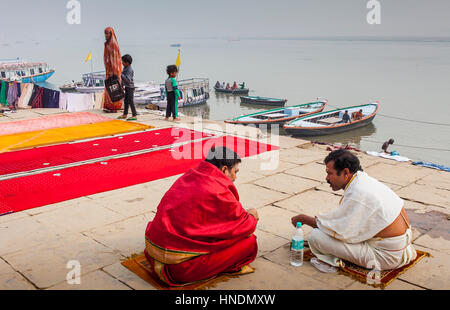 Paysage, panorama, panoramique, scène de rue, à Dasaswamedh Ghat, Gange, Varanasi, Uttar Pradesh, Inde. Banque D'Images