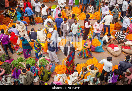 Le marché aux fleurs, Varanasi, Uttar Pradesh, Inde Banque D'Images