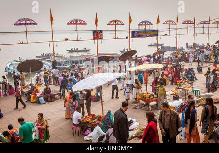 Dashashwamedh ghat ghat (principal), dans la région de Ganges river, Varanasi, Uttar Pradesh, Inde. Banque D'Images