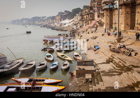 Panorama, vue panoramique, vue sur les ghats de Munshi Ghat, dans le Gange, Varanasi, Uttar Pradesh, Inde. Banque D'Images