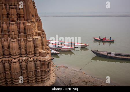 Panorama, vue panoramique, paysage, vue du Gange de Scindia Ghat, à gauche du temple de Shiva (Ratneshwar mahadev), Varanasi, Uttar Pradesh, Inde. Banque D'Images