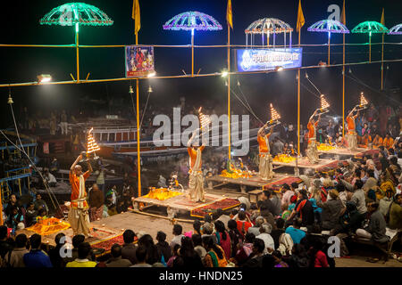 Chaque nuit, toutes les nuits sur puja Dashaswamedh Ghat, Varanasi, Uttar Pradesh, Inde Banque D'Images