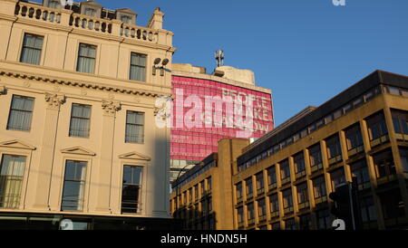 Les gens prennent des Slogan de Glasgow sur le côté de l'ancien bâtiment de l'Université de Glasgow et de l'impression, George Square, Glasgow City Centre Banque D'Images